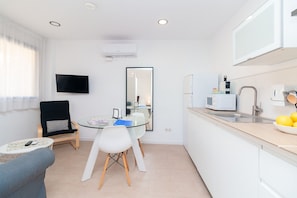 Refrigerador, microondas, placa de cocina, cafetera/tetera