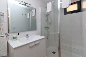 Family Studio | Bathroom | Shower, hair dryer, towels, soap