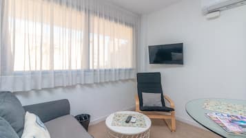 Een 32-inch flatscreentelevisie met satellietzenders