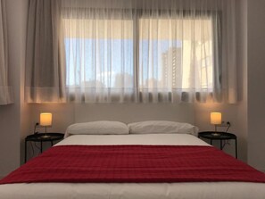 Estudio | Down comforters, laptop workspace, blackout drapes, soundproofing - Bet Apartments - City Suites Reig. (Valencia)
