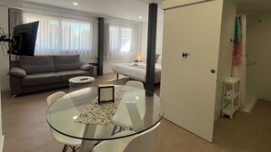 Familiestudio, flere senger | Oppholdsområde | En 32-tommers Flatskjerm-TV med Parabol-TV
