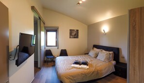 Standard dubbelrum - 1 queensize-säng - icke-rökare - utsikt mot trädgården | Minibar, värdeförvaringsskåp på rummet och individuell inredning