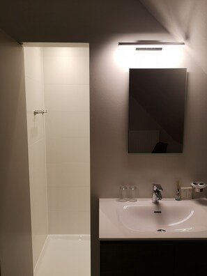 Deluxe Double Room, 1 Queen Bed, Non Smoking, Hill View | Bathroom | Shower, rainfall showerhead, free toiletries, hair dryer - B&B Meulecauter (Oudenaarde)