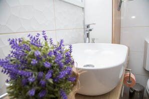 Hårføner og håndklær