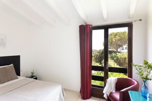 3 chambres, coffres-forts dans les chambres, fer et planche à repasser