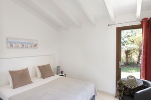 3 bedrooms, in-room safe, iron/ironing board, free WiFi