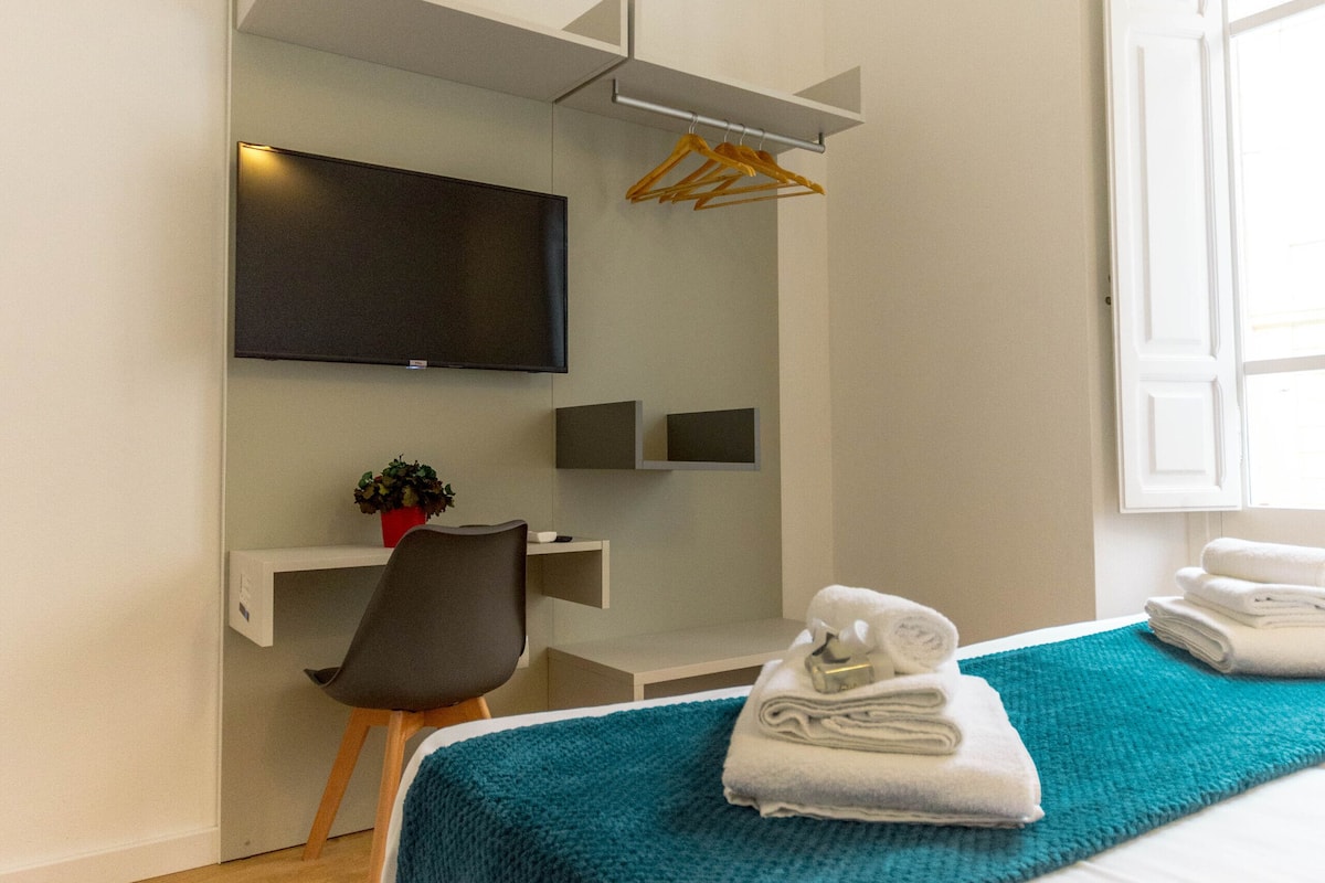 Comfort Double Room | Meja, ruang kerja komputer riba, Wi-fi percuma