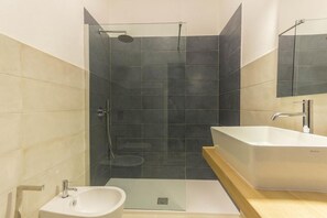 Deluxe Triple Room | Bathroom | Shower, rainfall showerhead, hair dryer, bidet