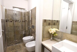 Dusche, Haartrockner, Bidet, Handtücher