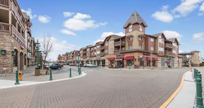 Fabulous Riverstone condo w/shared deck, outdoor dining area, grills, & firepit