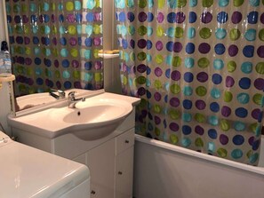 Bathroom - Spacious 3-Room Apartment with Pool, 100m to Shops, 800m to Aqualand - Le Barcarès (Le Barcarès)
