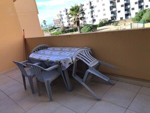 Outdoor dining - Spacious 3-Room Apartment with Pool, 100m to Shops, 800m to Aqualand - Le Barcarès (Le Barcarès)