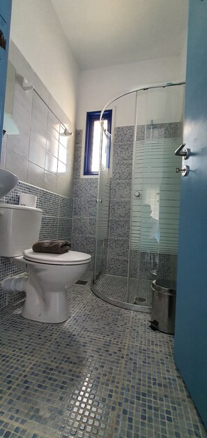 Doccia, asciugacapelli, asciugamani, carta igienica