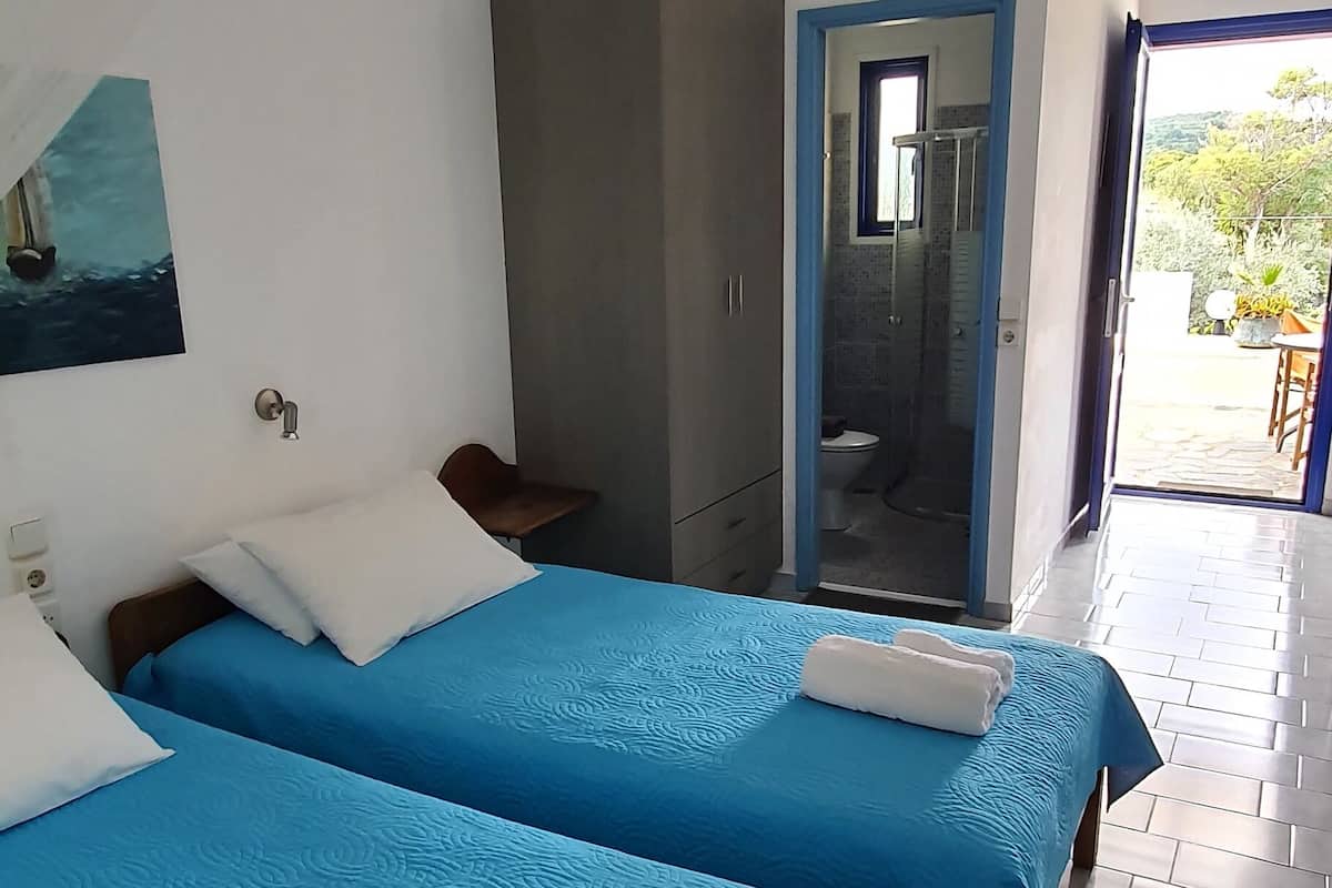 Economy Studio (#4) | Free WiFi, bed sheets