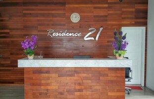 Una recepción con pared de madera y el texto 'Residence 21'.