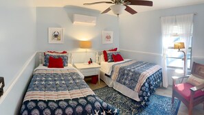 3 habitaciones, tabla de planchar con plancha y cuna de viaje 