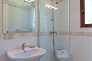 Bathtub, hair dryer, towels - 3 bedroom house near Santa Giulia beach Residence heated swimming pool (Porto-Vecchio)