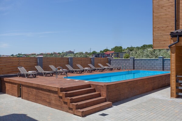 Una piscina al aire libre de temporada