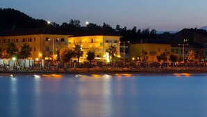 A waterfront hotel with multiple buildings, a pool, and beach chairs. - Hotel Calgary (Casalbordino)