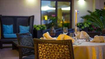 Breakfast, lunch, dinner served; Italian cuisine