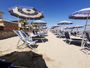 Plage privée, sable blanc, chaise longue, parasol