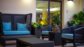 A seating area with wicker furniture and a potted plant. - Hotel Calgary (Casalbordino)