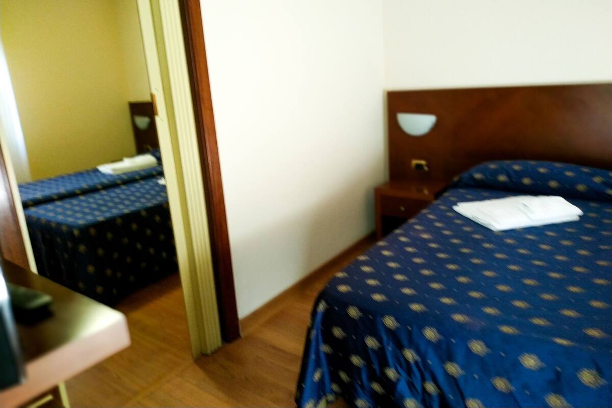 Minibar, free WiFi, bed sheets