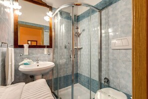 ห้องดับเบิลหรือทวิน | ห้องน้ำ | ฝักบัว, เรนชาวเวอร์, ของใช้ในห้องน้ำฟรี, ไดร์เป่าผม