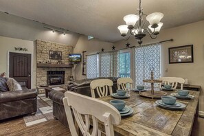 Dining - Moonshine Chalet, Hot Tub, Pool Access, WIFI,  $560 FREE tickets each paid day! (Gatlinburg)