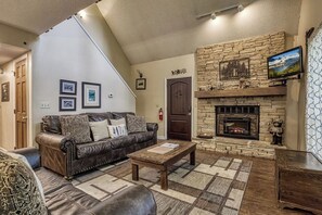 TV, fireplace, video games, DVD player - Moonshine Chalet, Hot Tub, Pool Access, WIFI,  $560 FREE tickets each paid day! (Gatlinburg)