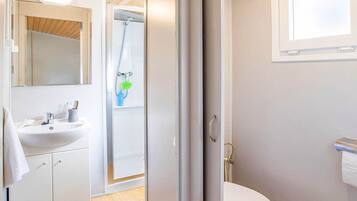 Comfort bungalow | Badkamer | Een douche, handdoeken