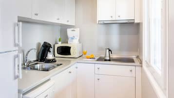 Comfort bungalow | Privékeuken | Een koelkast/vriezer, een magnetron, een kookplaat, een vaatwasser