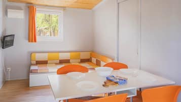 Comfort bungalow | Woonruimte | Een flatscreentelevisie