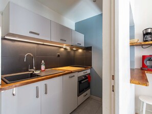 Coffee/tea maker, fridge, microwave, oven - Charming Duplex: Modern Comfort, 6 Guests, Central Location in Cauterets (Cauterets)