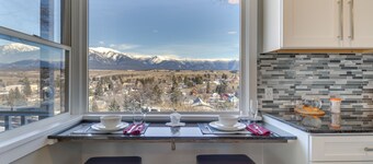 Eureka Getaway w/ Hot Tub & Mountain Views!