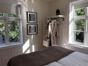 1 bedroom, individually decorated, individually furnished