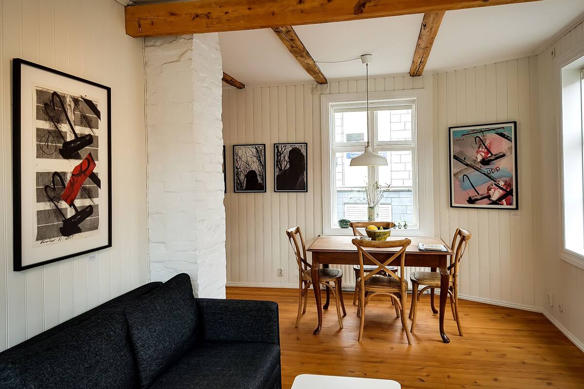 Apartment, 1 Schlafzimmer (An Artistic Experience) | Wohnbereich | Smart-TV