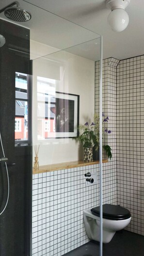 Appartement, 1 slaapkamer (An Artistic Experience) | Badkamer | Een douche, een haardroger, badjassen, handdoeken