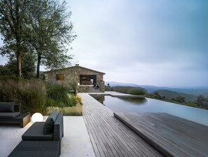 Piscine extérieure, piscine à débordement