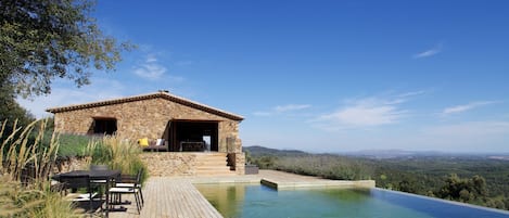 Una piscina al aire libre, una piscina infinita