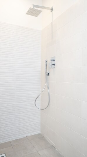 City Apartment | Bathroom shower - Residence Delle Erbe by Studio Vita (Bologna)