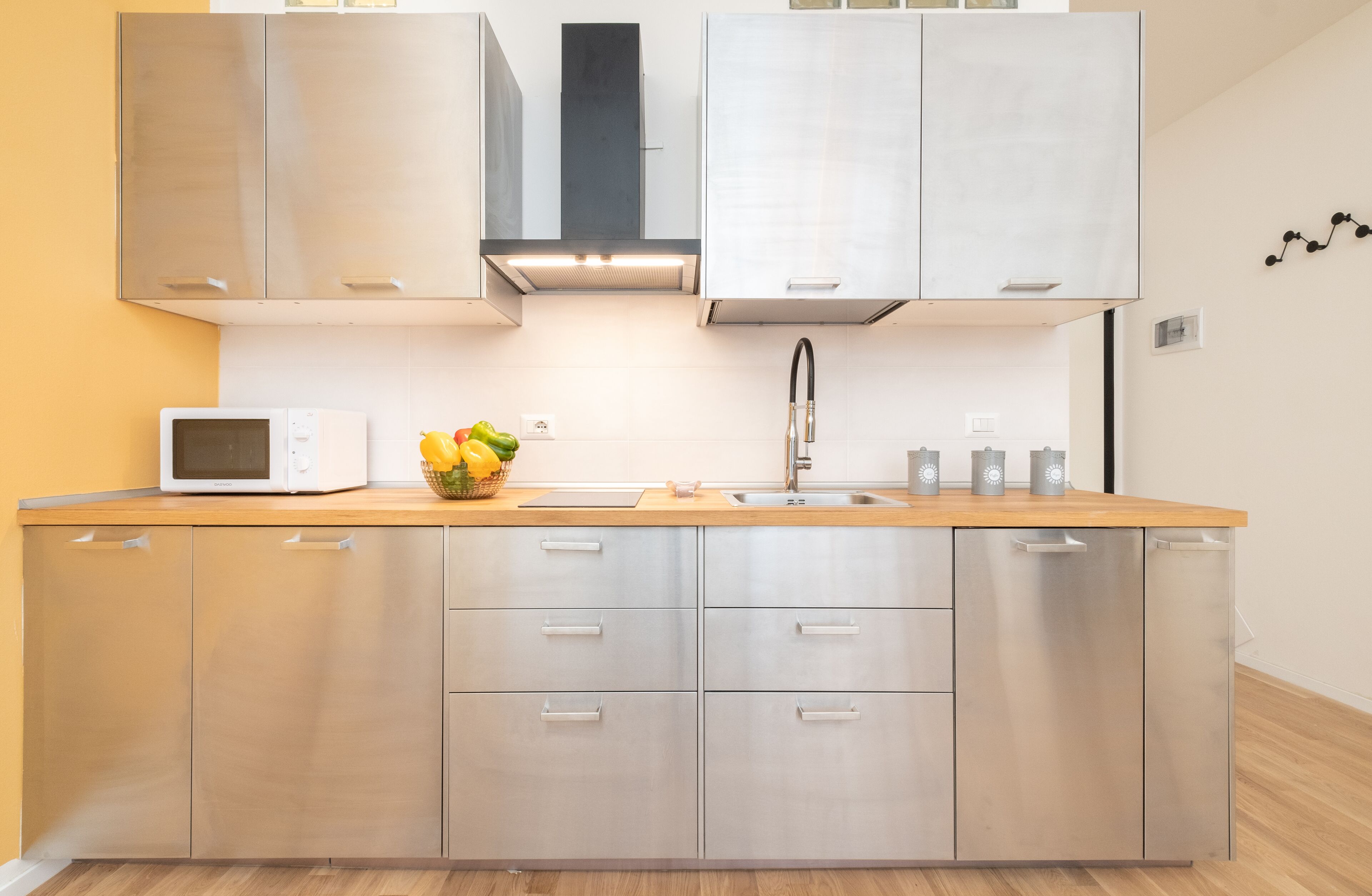 Apartemen Kota | Dapur pribadi | Lemari es, microwave, kompor, dan mesin pencuci piring