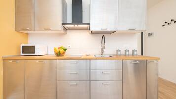 Apartemen Kota | Dapur pribadi | Lemari es, microwave, kompor, dan mesin pencuci piring