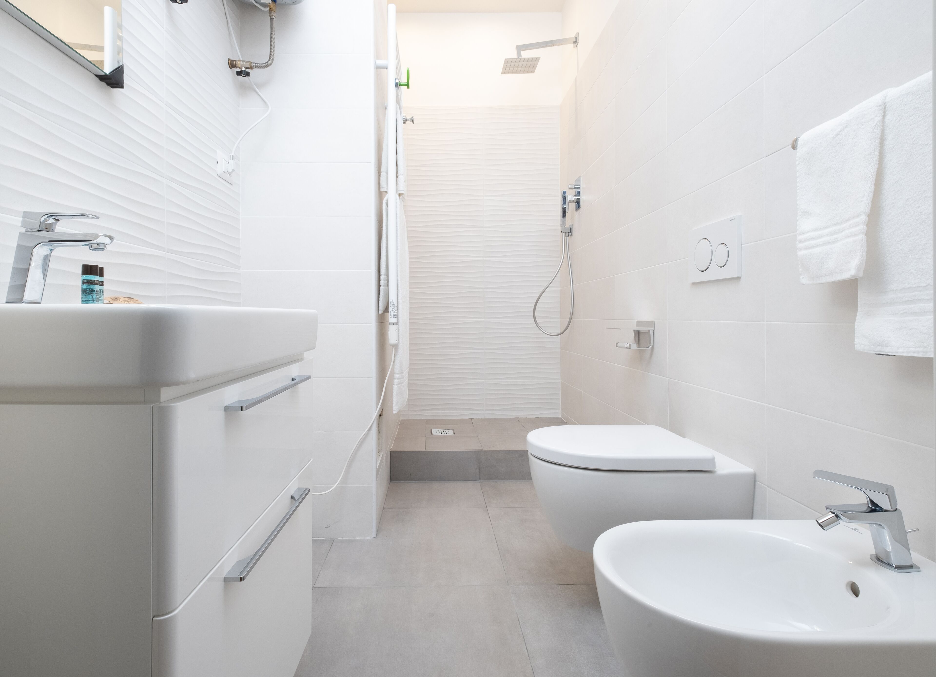 City-Apartment | Badezimmer | Dusche, Haartrockner, Bidet, Handtücher