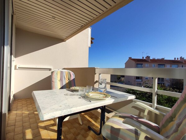 Outdoor dining - Sunny Studio with Terrace & Parking, 250m from Beach in Antibes (Antibes)