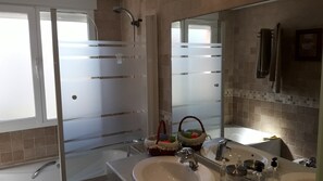 Combined shower/bathtub, jetted bath, bidet, towels - DUPLEX PENTHOUSE APARTMENT in Isla Cristina. (Isla Cristina)