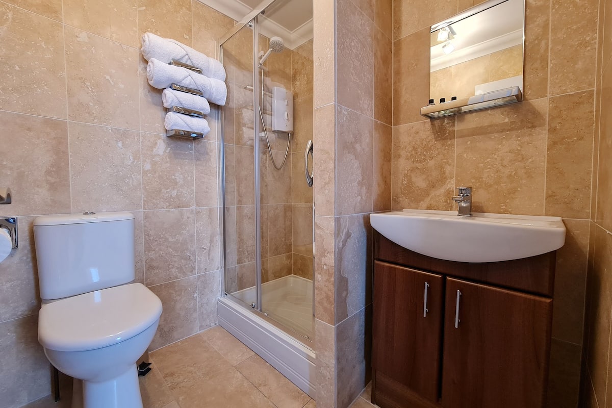 superior double room | bathroom | shower, free toiletries, hair dryer, towels