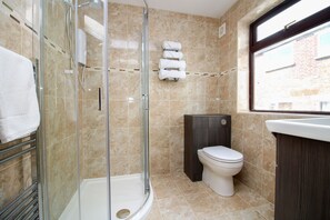 Klassieke tweepersoonskamer | Badkamer | Een douche, gratis toiletartikelen, een haardroger, handdoeken