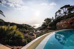 Een verwarmd zwembad