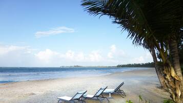Private beach, white sand, sun loungers, beach towels